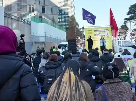 #韩国集会呼吁警惕高市早苗危险言论 11月19日,韩国民间团体“正义记忆连带”以及韩国进步党在日本驻韩国大使馆外举行集会。集会民众认为,日本首相高市早苗近期的错误言论对整个东亚地区的和平造成威胁。