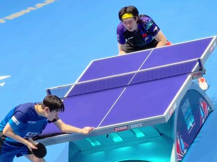 热血之战——中国男团3:0韩国男团 在刚刚结束的2026年世乒赛男子团体四分之一决赛中,中国男乒以3比0的总比分战胜韩国队,成功晋级四强。
第一盘:王楚钦 3-2 吴晙诚
王楚钦开局取得2-0领先,但被韩国小将吴晙诚顽强扳平至2-2。决胜局中,王楚钦在关键时刻通过战术调整,压制对手正手并限制其反手发力,最终以3-2险胜,为中国队拿下第一分。
第二盘:林诗栋 3-0 张禹珍
面对经验丰富的张禹珍,小将林诗栋发挥出色,以3-0的比分干净利落地取胜,未给对手太多机会,正反手进攻高效,帮助中国队将总比分扩大为2-0。
第三盘:梁靖崑 3-0 安宰贤
梁靖崑首局赢得较为轻松。第二局安宰贤发起反击,但梁靖崑在关键时刻顶住压力,以2-0领先。第三局比赛异常胶着,双方战至13平后,梁靖崑凭借一记出色的拧拉得分,以15-13锁定胜局,从而以3-0击败对手,帮助中国队以总比分3-0获胜。
#世乒赛团体赛 #王楚钦 #林诗栋 #梁靖崑#伦敦世兵赛