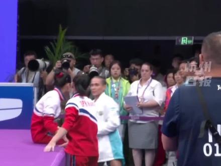 丘妈赛后拥抱冠亚军,对现场所有观众比心!#杭州亚运会 #丘索维金娜