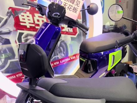 G400T电自款无需驾照的车型
锂电池版本 48伏24A铅酸版本72伏26A,前后双碟,3.0低滚阻轮胎
市面上为数不多自带储物空间的电自