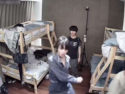 内娱诡异浪漫型爱豆+1 ,看得出来小杰在北京过得很惬意呀#王橹杰 #精神状态belike