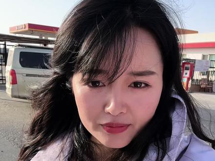 塔中 中国沙漠第一镇 一个因石油勘探开发而生的小镇 镇很小 只有一条街 几百米 几分钟就走完了 镇上生活的也就几百人 但整个区域内总人口2万余人 90%为流动人#一人一车一世界#记录真实生活 #塔中镇#在沙漠里过年