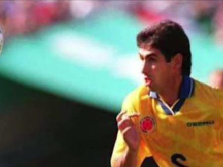 球星在世界杯踢进个乌龙球,回去后被打了12枪,每开一枪凶手就喊两个字……#足球的魅力远远超过你的想象 #致敬传奇球星 #世界杯 #足球⚽️