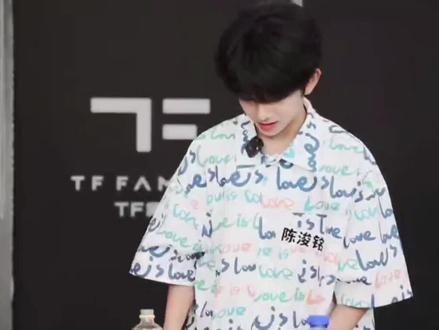 一款天然系爱豆#陈浚铭 #TF四代 #抽象 #审美积累 #时代峰峻