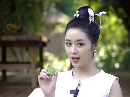 无表情吃柠檬的秘诀,原来是这个 #傣装 #西双版纳 #傣族姑娘依光扁