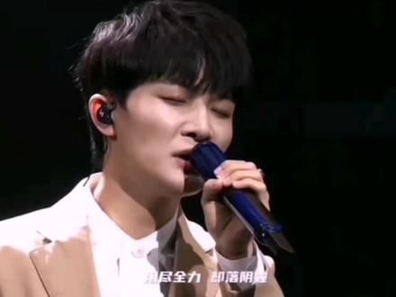 周深倾情献唱《奇迹·笨小孩》电影新愿曲《回到你身边》