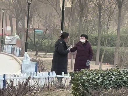 谁懂!27年后重逢李老师,叹岁月无情,师恩有痕。 翻开女儿毕业相册,一眼看见熟悉的笑容——竟是我27年前的数学老师李老师,缘分太奇妙了,她既是我的恩师,也是女儿的引路人。
今日送货途中偶遇李老师,离着很远,但一眼便认出这是1999年阜城南校教我数学的李老师,当年她执粉笔授课的模样还历历在目。我急忙停车打招呼,老师一眼认出我,我们相视而笑,瞬间消了多年的隔阂。喊女儿下车问好,老师得知女儿也是她的学生,满是惊喜。从1999年到2026年,一晃就是27年,两代师生竟以这样的方式重逢。
闲谈中才知老师因血栓,说话走路都不如从前,说着还略带歉意,听着这话,心里满是心疼。因为给顾客送货在身,不便久留,让女儿记下老师的手机号,暗下决心过几日定登门探望。
记忆里的李老师和蔼可亲,对学生关怀备至,师恩早已刻在心底。27年岁月流转,师生情却如陈酿愈发醇厚,这份跨越时光的情谊,永远珍贵。
这两天就去登门拜访,看看我们的李老师❤️❤️❤️
#李淑珍老师 #阜城足迹 #两代师生缘 #师恩永记 #毕业照