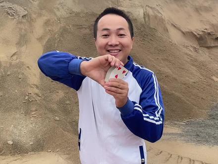 无论你选哪张牌,我都能准确猜出来。特简单,学会骗朋友玩