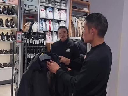 买件衣服而已刀疤哥还不能自己做主吗??我看得不敢说话了🤐#荒野刀疤哥