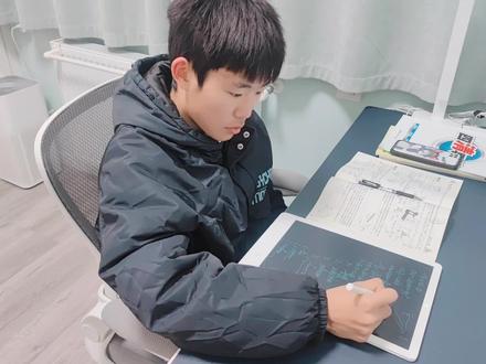 小米米家液晶小黑板存储版,13.5英寸大屏,它可以接入米家APP,实时同步书写内容,可云存储,可二次编辑,电磁感应笔2048阶压感等级,还原真实笔触,取笔开机放回关机,拥有1000毫安大容量电池,满电可续航一周!