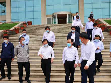 鲁北企业集团,了解企业循环经济产业链生态发展模式,察看鲁北智慧锂电新能源产业基地项目建设,询问企业疫情防控和安全生产措施落实情况。李干杰强调,滨州市要抓好产业生态培育,加快延链补链强链,推动产业向高端化、绿色化转型,向下游产业链条延伸。要强化科技研发创新,不断提高产品附加值,提高企业核心竞争力。要在抓好疫情防控的基础上,稳住企业生产,加快项目建设,争取形成更多实物量。产业规划、招商引资要注重发挥区位优势和产业基础优势,瞄准高端产业、战略新兴产业,按照市场规律、依法依规办事,避免低端同质化竞争。要加强要素保障创新,引导企业深度挖潜,强化土地等资源要素节约集约利用,大力提高亩均效益。要把安全发展摆在更加突出位置,坚决守住疫情防控、安全生产和各领域安全工作的底线。