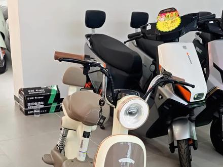 绿源卡乐20电动车 | 萌系出行,一路开挂!
✨ 软萌颜值即正义
圆润车身+马卡龙配色,元气感拉满!珍珠白、薄荷绿、樱花粉…每一款都长在少女心审美点上,出街自带吸睛滤镜,连等红绿灯都能成为街头焦点~
⚡ 硬核性能超靠谱
- 液冷电机:防水防尘,动力持久在线,爬坡过坎轻松搞定,质保长达10年,骑到天荒地老不是梦!
- 长续航王者:数字化电池加持,充一次电跑一周(实测续航超70km),通勤、探店、周边游全hold住,告别充电桩焦虑!
- 安全双保险:陶瓷罗拉刹车(质保5年)一刹即停,6层钢丝防爆胎防扎又防滑,雨天骑行也稳如老司机~
🌟 细节控狂喜设计
- NFC感应解锁:手机/手环轻轻一碰秒启动,再也不用翻包找钥匙,社恐星人救星!
- 奶茶级贴心配置:加宽金属车筐+专属奶茶架,购物袋+奶茶杯稳稳安放,闺蜜下午茶说走就走~
- 云朵般坐感:贝壳造型记忆棉坐垫,久坐不塌不闷汗,骑行像坐沙发一样舒服!
💡 选车就选省心款
颜值抗打、性能耐造、细节贴心,绿源卡乐20简直把“宝藏电动车”写进基因里!无论是通勤代步,还是周末撒野,它都能陪你解锁每一份出行小确幸~
👉 点击get你的专属萌系座驾,让每一次出发都自带BGM!#绿源液冷电动车