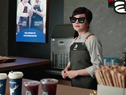 罗永浩最恐惧的人15年后,她又出现了。 #罗永浩瑞幸超大杯推荐官 #瑞幸多款产品可升杯 #罗永浩扇巴掌 #中杯大杯特大杯 #罗永浩瑞幸