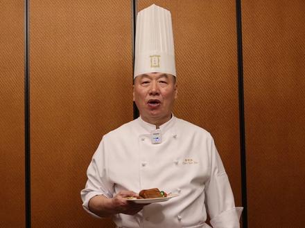 打卡帝都好味道 京华楼宫廷马莲肉 古代人造五花肉 夏天吃 爽 【哈哈 说话就要小暑了 得吃点爽口的啊 上次不是一直跟甄老哥闹着要吃马莲菜吗 咱们就京华楼 尝尝宝藏大厨甄建军甄老哥的宝藏美味——宫廷版马莲肉。】
马莲肉啊 老北京著名美味 会做的已经非常少了 能做到甄老哥这么精致的 更是绝无仅有。
为啥这么说啊 因为甄老哥的马莲肉 很像他的另一手绝活豌豆糕和豌豆黄的区别 太用心 太精致了。
先说这个视觉感受啊 一片冻一皮肉 金黄的肉冻晶莹剔透啊 这五花肉漂亮的都不像真的了。结果甄老哥跟我说啊 这个马莲肉的分层啊 还真不是天然的是人造的。
要做这道菜啊 可费手了 先得把一捆一捆的马莲草洗净泡上 这个肉呢 不是五花肉 因为用五花肉的话 入味不透 所以马莲肉的肉用的是非常传统的压肉法 一层肉皮 一层肥肉 一层通脊 一层肥肉 一层通脊——这个马莲肉的肉啊 是人造五花肉 中间的缝隙 就是为了能让味汁入味。这个马莲草 料包和肉共煮之后的汤汁 需要进行过滤 沉淀 撇油 最后才能用来凝冻。
所以呢 最后的呈现是一片冻一片肉 马莲冻入口即化 肉滑 还给马莲肉在口腔里调了个味 更有一种清新的滋味 在这闷热的夏天 一片清凉的马莲肉入口 还真是一种别样的享受 哈哈哈 #省饭课代表 #好好吃饭大赛 #在拍一种很新的vlog