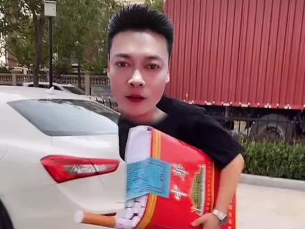 没事儿,我遛达,来根儿华子#抽根烟 #全网最牛 @DOU+小助手