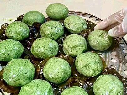 鼠曲草这样做出来的粑粑翠绿翠绿的又好看又好吃#鼠曲草 #青团 #清明菜 #清明果 #我的乡村生活