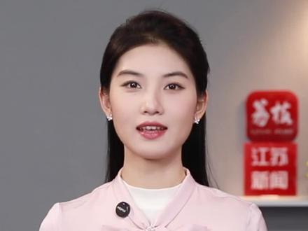 中式荒野求生 拼的不是“硬熬” 张家界七星山荒野求生第二季,截至昨天,开赛32天,百人参赛,仅剩15人!选手疯狂“整活”,七星山荒野求生大赛拼的不只是谁更 “野”、谁更能“熬”,而是将人类文明进化史中的专业知识,转化为生存技能,并向观众展示极端环境中的积极乐观心态。这种野外生存叙事方式,向网友传达了一个道理:放下精致,敢试敢闯,你才知道自己到底有多能扛!这和我们的生活何其相似?我们面对的任务不只是找水源、找食物,我们拥有的工具也更富足,但把“人生的荒野” 过成 “精神的游乐场”,才是我们最需要掌握的生存技能。难怪这样的荒野求生节目,网友可以狠狠共情!#中式荒野求生拼的是硬熬 #荒野求生#媒体精选计划