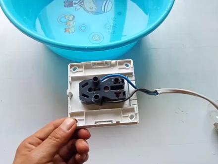 把带电插座放入水中,灯泡竟然会发亮?真的不可思议,一起来看看