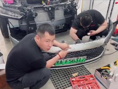 小舅子干活一直都这么认真 贴个车标 杠都拆了 😄 #比亚迪秦车标怎样拆 #哈尔滨贴车衣 #比亚迪贴车衣 #哈尔滨汽车贴膜