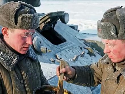 为什么苏联坦克兵在严寒中要把稀缺的润滑油大量涂在坦克履带外侧?#军事科普 #军事武器 #军事装备 #军事科技