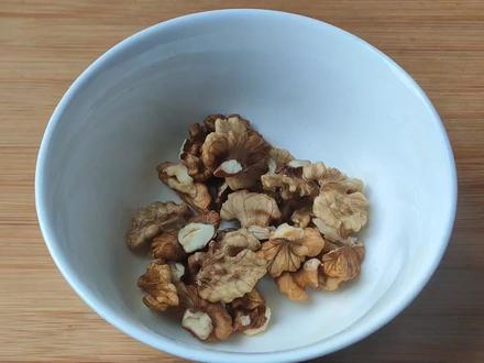 核桃用白醋泡3天,作用太厉害了,老一辈的土方法,既省钱又管用 #纸皮核桃 #核桃 #山核桃 #白醋 #醋泡核桃仁 #萝卜炖羊肉 #吃核桃 #坚果 #黑蒜 #枣夹核桃