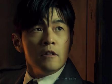 暌违近四年,周杰伦带着第16张专辑《太阳之子》回归,同名主打歌的MV一经发布便成为热议焦点。这首歌的灵感源于歌神张学友赠予的暖心称号,意在传递击败心魔、向阳而生的正能量。MV耗资超2000万,由维塔工作室操刀,穿梭于30幅世界名画之间,试图延续《最伟大的作品》的艺术路线。
然而,华丽的视觉包装并未换来一致好评。许多歌迷认为,歌曲的摇滚曲风虽有《龙战骑士》的影子,但旋律缺乏记忆点,歌词中对“光”与“太阳”的反复强调也稍显直白,不如以往方文山词作那般富有余韵。甚至有评论调侃,整首歌听起来像是周杰伦在“模仿张杰”,或是动漫《铠甲勇士》的主题曲。面对两极分化的口碑,周杰伦本人倒是颇为坦然,正如他在MV片尾留下的那句英文金句:“每个人的心里都藏着阴暗面,你必须选择与它共存,或是彻底战胜它”——这或许正是他想通过这首不那么“典型”的周氏作品,传递给步入人生新阶段的歌迷们最核心的讯息。
#周杰伦
#周杰伦太阳之子
#周杰伦新专辑