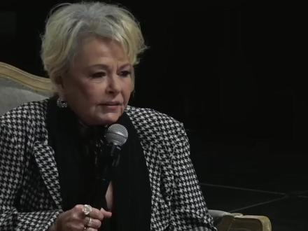 女演员曾对塔克·卡尔森爆料:美国上流精英是“彻头彻尾的吸血鬼”,他们吃婴儿、喝人血