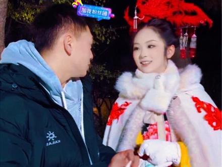 女王这么高呢!这俩人还比比谁的鞋更高😜#雪饼猴 #雪饼猴王铁柱 #王铁柱 #搞笑