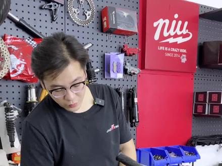 #小牛电动 关于车辆仪表显示140代码,该如何解决问题!今天和大家分享一个维修小技巧,大家可以自己动手解决代码问题!#电动车维修 #代码 #维修保养 #小牛电动车