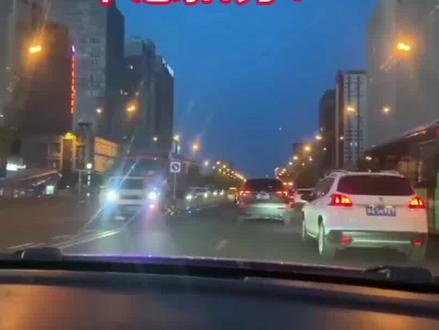 #2023年江西理科状元,总分726分,据说创了江西高考史上的记录。他理综和数学都是满分,英语只扣了六分,只有语文略微低一点,但也有132分。让我们看看他模考的高分作文吧:
于无限可能创未来,掉一隅河山绘人生敬爱的老师,亲爱的同学们
大家好!很荣幸能在班会上分享我的思考和感悟。星霜荏苒,居诸不息,三年高中生活即将画上句号而更广阔的天地也等待着我们发现、突破,探索“你当然可以说生活充满无限可能,但到头来,每个人也只是经历其中的一种。“在此我想说,于修远人生长路,扒住生活的可能,从中择吾所爱,并为之锲而不舍地奋斗我们自能语写人生华章!
阅万于繁星,抓住生活无限可能。大美蓝团铺就,吾辈行则将至“黄金时代,不在我们肯后乃在我们面前,,同学们,生逢盛世我们面对的是丰富多彩的人生样态是自定叉的广阔天地,但机会不会不请自来,若要创造可能,还需天工人巧日争新。揆请当下,林占熺以面草之姿传递过草向春晖,江梦南无声玉满堂感动元数人,桂海潮舟十六号奔赴苍穹他们都把握着点滴可能,让自己的人生出彩,而即将迈入大学的我们,亦应向往无穷的远方上,日日新!
挥一隅河山,经历吾之别样人生。选择个人热爱并为之奋斗终生不负韶华。!
同学们,生活的可能无限,但时间并非无限,我们不可能经历所有美好 必须择我所爱奔赴山海有一分执发分米请丢林锦造田刻刀打造全新的敦煌盛宴乐在其中钟芳落选样冷门的考古专业孜孜不危,支月英主动请毁下乡支教,三十年风雪染白了她的麻花辨---"人生是有限的,但热爱与奉献无限。车尔尼雪夫斯基语之谆谆。人生只有一种,但价值与意义可以多元,我们正处于人生的岔路口,眼前是大学与专业的选择,正应选择热爱的方向,跋山涉水、经天师地,深耕稻曰,不留遗感!
投身时代春潮,书写大美人生找到人生的价值,华章日新。
"既然远挥了远方,便只顾风雨兼程。在座的同学们一定有不同的志向,抑或春风化雨教书育人,抑或潜心科研助力现代化,但无记志在何方,人生只有一种,那就取挽桑弓射玉街,为之踔厉奋发无远弗届!一如王佩瑜续传统燃京剧之火,一如孙家拆甘为牧星人”。一如塞罕坝团队三代筑起绿色长城。人生可以多姿多彩屋造炬成阳!
同学们。人生的航道正在眼前中流击水,奋相者先书写人生我自可为于无限可能创未来样-隅河山绘人生,扬帆叙浪但信风别样的人生,自有独特风景。做好选择,奋斗不懈,待长风好去、长空万里,直下看山河!