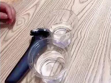 飞利浦不带清洁仓的剃须刀如何深度清洁小伙伴们看过来吧!
#分享生活小技巧 #武汉SKP#飞利浦#剃须刀推荐
