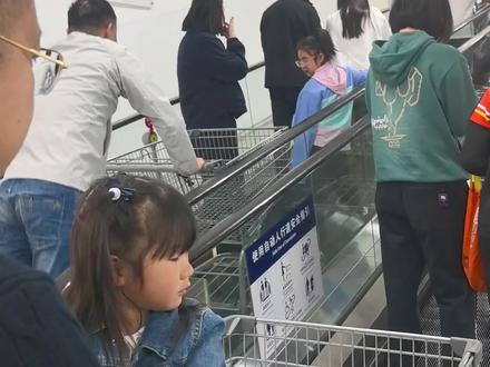 很早就很喜欢这一款布鲁伊玩具,找遍了全球也没有货,后来看见国内部分代购存货已经炒到了3000+就放弃了,没想到昨天山姆上了这款玩具,仅售299,一大早就带着女儿去抢购,开心(ps,还有一大套在加拿大选购的布鲁伊在路上,家里布鲁伊已经泛滥了
山姆玩具☞@山姆玩具代 #布鲁伊 #玩具 #山姆会员店 #山姆玩具 #爸爸带娃