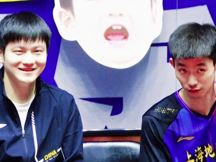 18 年竹马情!樊振东护队友,周恺甘当陪练,嫌弃式守护成传奇 表面上,他们是 18年竹马的欢喜冤家:樊振东撒娇求抱被拒,伸手握手遭冷遇,抠手还被周恺硬核制止。可没人知道,这份 “嫌弃” 藏了 18 年深情。八一队初遇,10 岁的小胖与 11 岁的酷小子成了上下铺兄弟;八一队解散时,樊振东宁舍诱人条件也要护住全队,周恺撕毁高薪协议选择留下。为了当樊振东的专属陪练,周恺 72 小时改打法、啃录像,用主力剩下的边角料胶皮,放弃单打甘当幕后。全锦赛大合照,樊振东执意等他到场;赛场边,他温柔询问 “要不要暂停”。一个光芒万丈成大满贯,一个默默燃烧托举梦想,18 年并肩,从来不是一个人的传奇,而是兄弟俩互为翅膀的双向奔赴。#乒人有自己的BGM #2025全运会 #樊振东 #周恺 #没有人不喜欢樊振东