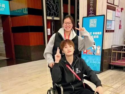 超级遗憾!陈雨菲双脚皆伤,憾失三连冠
11月20日晚,第十五届全运会羽毛球女单决赛在激烈对抗中落幕。卫冕冠军陈雨菲在先赢一局的大好局势下,被湖北名将王祉怡连扳两局,最终以 21-10、18-21、16-21 的比分遗憾摘银,无缘创造全运会女单史无前例的三连冠伟业。
赛后,陈雨菲通过社交平台深情发文:“感谢浙江羽毛球队对我的保障,如果没有你们帮我想尽一切办法,我不可能站上半决赛和决赛的赛场。大家都有自己的最后一舞,其实这也是我的最后一届全运会啦!就让未完成的历史和遗憾都留在这里吧,我问心无愧,可以休息咯。”
从现场图集中可见,陈雨菲双脚伤痕累累——左脚破皮渗血,右脚始终缠着厚厚的纱布。这位奥运冠军正是在如此艰难的身体状态下,一路咬牙挺进决赛。
本届全运会签表对陈雨菲堪称“地狱难度”:第二轮便遭遇上届亚军、巴黎奥运会银牌得主何冰娇;随后接连对阵前国家队队友张艺曼、现浙江队搭档韩悦;决赛再战世界排名第二、上届季军王祉怡——几乎打遍了国羽现役主力阵容。
决赛中,陈雨菲首局气势如虹,以21-10轻松拿下。但进入第二局后,因连续判断失误导致开局落后,虽奋力追赶仍以18-21惜败。决胜局一度以15-11领先,却因体能严重透支、移动受限,失误陡增,被对手打出一波10-1的高潮,最终16-21告负。
尽管未能圆梦三连冠,但陈雨菲用坚韧与拼搏诠释了真正的体育精神。正如她所言:“问心无愧。”这或许不是最圆满的结局,却是一段值得尊敬的谢幕。#陈雨菲 #全运会 #全运会羽毛球 #陈雨菲夺冠