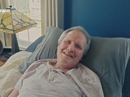 苹果脑机接口HID突破性演示,用大脑控制iPad! 苹果iPad首次实现“意念打字”!
脑机接口公司Synchron让渐冻症患者用大脑控制设备,苹果公司与脑机接口公司Synchron合作的视频近日首次曝光,展示了一项令人振奋的突破性技术:渐冻症患者通过脑机接口控制iPad,实现了“意念打字”。
实验参与者马克·杰克逊(Mark Jackson)于2023年植入了Synchron研发的脑机接口设备。不同于传统需开颅的手术方式,这种名为“Stentrode”的设备形似脑梗治疗中使用的血管支架,无需打开颅骨,植入过程仅通过血管完成,创伤小、恢复快。该设备会紧贴大脑血管表面,能够精准捕捉大脑发出的“运动意图”信号,并将其转化为数字指令。
如今,杰克逊已经能够仅靠意念操作iPad,包括选择图标、打开应用程序、输入文字等,实现了高度自由的数字交互。
目前,Synchron的脑机接口已在美国和澳大利亚的10位患者身上完成植入。2025年5月,苹果正式发布了全新的辅助功能更新,宣布iOS、iPadOS 和 visionOS 系统全面支持脑机接口设备接入的“切换控制协议”(Switch Control Protocol),用户无需任何物理操作,即可通过意念控制iPhone、iPad甚至Apple Vision Pro等设备。
这不仅是科技上的里程碑,也代表着数字无障碍领域迈入了全新时代,未来或将为更多行动不便的群体带来自由与尊严。#苹果iPad #马斯克脑机 #脑机最前沿 #脑机社区 #苹果脑机