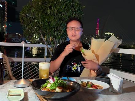 越南丽丽非常的爱我,520江边餐厅吃晚餐,她家里人来胡志明见面#越南美女丽丽 #跨国恋 #520心动美食