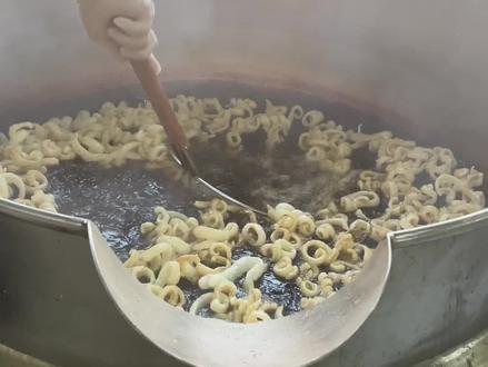 #乡村守护人 炸猪皮怎么才能金黄起泡,口口酥脆,易存放不变味,做发很讲究#猪肉 #冻品行业 #猪副产品 #猪大肠