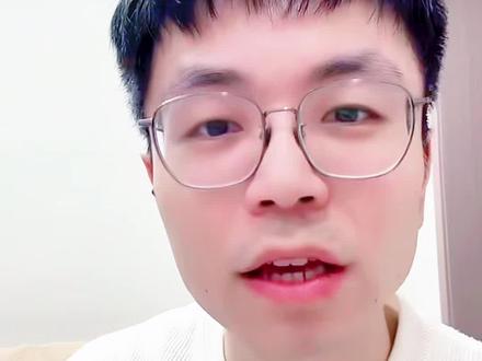 咪咕解说小钱分析谈#王楚钦4比3逆转松岛辉空# 站在技战术非常正确,在状态没有那么好的情况下 接发球做的还行
能通过其它方式去阅读比赛,去赢球
前面80%的球对方都在猛攻我们都局面
这种情况很少,哪怕北满和向鹏也是打到1:3落后!
比赛看得很揪心,王楚钦不是那种喊累的选手
说明真的到达了身体极限,站在悬崖边这份决心任然不变,还要带着中国乒乓球球队往前走
使命感驱使他咬下来