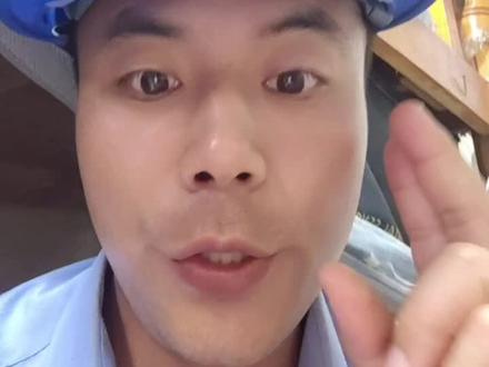 AI时代咱们电工管工焊工学点专业知识原地升级,在AI赛道能成香饽饽#电工管工焊工#AI时代#黄仁勋#AI时代最缺的工种