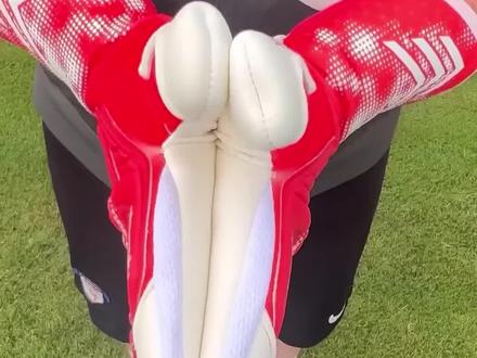 守门员的手套原来是黏黏的