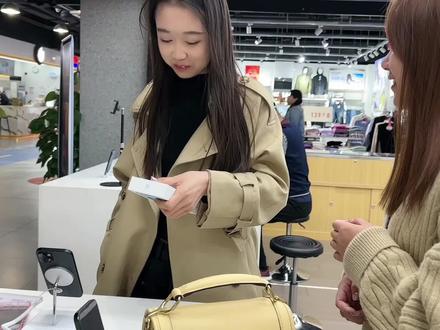 小姑娘第一次用苹果手机,选购15蓝色还是比较满意的,全系价格美 #换手机 #苹果15 #苹果15价格大降 #同城好店推荐这家店回头客超多