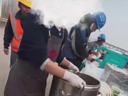 #济南“倒饭姐”蛮横倒菜,众人集体摆摊撑腰!