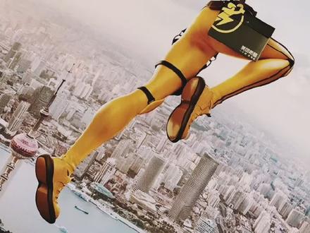 创意广告|美团多了一双大长腿#全球创意分享 #活动策划 #广告 #广告拍摄 #活动 #美团 #美团跑腿 #活动策划 #活动现场