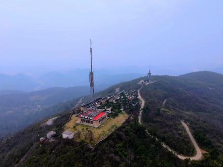 黄石管子线魔道精华线沉浸式徒步 黄石市区最有玩头的徒步线路管子线+魔道。虽然没啥特别好看的景色,但这个线的主要亮点就是非常好玩,只要你体力还可以就能感受一条线体验攀爬,探洞,穿越丛林的乐趣。
公交:王家湾站下车。
自驾:导航王家湾,联合村都可以,边上有停车的地方。从矿务局医院边的联合村进去,就可以开启徒步啦~
这条组合线,对外地和不是经常爬山的朋友来说,联合村进去走到管子线的起点开始爬山算是最容易走迷糊的,所以这个视频会有点长,因为记录的很详细。
管子线,要带防滑劳保手套,不是怕不怕脏的问题,是管子很滑,容易发生危险。
魔道是从电视塔往下走切进去的一条道,注意看提示,在魔道可以体验到探洞,穿越丛林,很酷,也是很多户外俱乐部经常组织亲子活动的线路。
精华线非环线,在西洞终点处沿马路下山后,向前走一点点就能看到公交车站,一站路就回市区,拿车,转车回家非常方面。
此精华路线,可以分很多玩法,比如单独的管子线上下。比如管子线,魔道,再从东洞道观回管子线成为一个环线。(有期视频有讲东洞道观环线,只是在电视塔那里从管子线下即可)也可坐车到月亮山隧道南站反方向回管子线或电子塔直接下到太子湾。总之可玩性很高哈~~~(关键你绕来绕去都是市区附近,且来爬山的人很多,安全感是没问题的,自己注意安全就好。)
#黄石 #黄石管子线 #黄石魔道 #徒步 #爬山