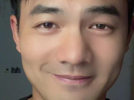 我问青山何日老,
青山问我几时闲。
我见众山皆草木,
唯有见你是青山。
青山已随晚风去,
我于沧海化桑田。
朝阳落幕霞光盛
云海浅薄秋雨残#情感 #梁作诗