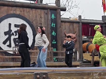 眼镜妹果然气势汹汹要压倒对方#万岁山武侠城 #万岁山老嫂子 #万岁山斗舞还是太有节目了 #来万岁山武侠城看斗舞了