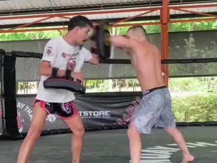 基本泰拳打靶技巧九,老虎泰拳UFC金腰带选手彼得严肘击打靶,你学会了吗?#泰拳教学 #dou出真功夫 #格斗