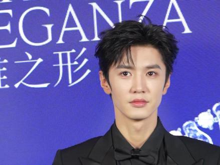 陈哲远惊喜现身上海伯爵“优雅亦不羁”限时主题展,现场他也大方分享了自己的观展感受,感兴趣的朋友们可以去现场打卡哦#陈哲远