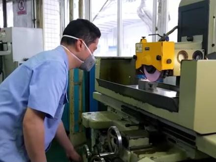 传说中的八级钳工?他的手比数控机床还准 中国兵器建设工业的钳工张伟,经他手加工的每一件量具公差都控制在1微米以内。他34年来每天拉油石练手感,只为给20式枪族部件生产“立规矩”。