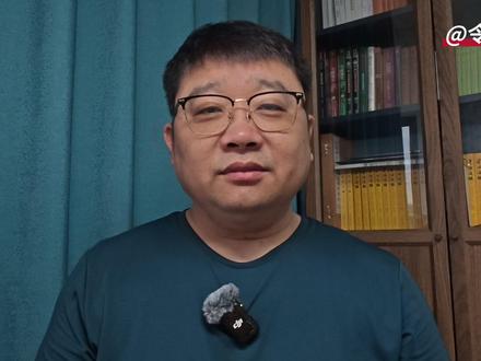 以身入局——伊朗需要“以致命遂志” 在《周易》“困卦”里有一句话:“泽无水,困。君子以致命遂志。”这卦象是什么意思呢,就是一个大泽里没有水,这是一个困境,君子处于这种困境的时候,应该不惜身命,去实现自己的志向。伊朗,现在就是这个“卦象”:泽无水,困。伊朗今天的困境,是“政教合一”的路线造成的,它违背了伊朗人对世俗化的普遍向往,那我们就知道,该如何处理跟伊朗的问题,该如何把握跟神权政府互动的那个度,毕竟人家还在台上,对吧?但我们必须认清楚一点:哈梅内伊政府反复横跳,犹豫无决,即便打起来了,也是留有后手,希望谈判,这一切的原因,是因为神权统治对崇尚世俗的伊朗人失去了感召力。伊朗现在的局面,十分微妙,可谓错综复杂,就算外面有强敌环伺,内部想同仇敌忾也不容易。这就是我开头说的伊朗的处境,是个“困卦”:泽无水,困!现在到了伊朗人要拼命的时候了,那个神权政府,别再假装自己是个棋手了,你想团结内部一致对外,就得以身入局,正面美、以的战争压力,担心局势升级,可能导致一部分人反戈相向,是没用的。你想获得外部的支持,临时抱佛脚,嚷嚷“中俄伊大三角”没用,你得先证明自己有统战价值!这就是“君子以致命遂志”!我们不怕伊朗亲美,人家有你没你都会亲美,这是种族心理,你挡不住。亲美也不影响中国跟伊朗合作,沙特就是个最好的例子,世俗化的伊朗再亲美,还能亲得过沙特那帮王爷去?所以,我觉得,我们不只是应对当下局面,重点更应该着眼于,那个世俗化的伊朗,可能不久会重新回来!#伊朗 #伊以冲突 #哈梅内伊 #中东局势 #国际局势
#